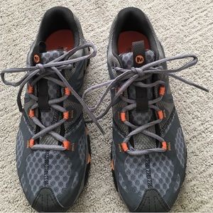 Men's tennis shoes gently worn